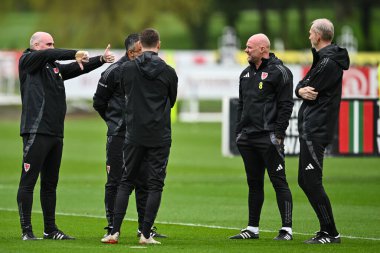 Galler 'in Rob Page Yöneticisi, 20 Mart 2024' te Vale Resort Training kompleksi Hensol 'de Galler' in açılış antrenmanı öncesinde personeliyle sohbet ediyor.