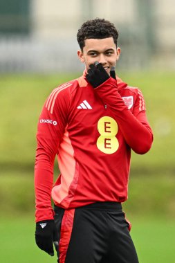 Galler 'den Brennan Johnson, 20 Mart 2024' te Vale Resort Training kompleksi Hensol, İngiltere 'de Galler' de yapılacak açık antrenman öncesinde ısınma turları sırasında