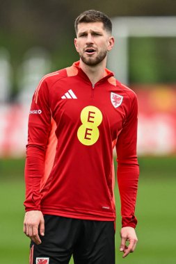 Galler 'den Chris Mepham, 20 Mart 2024' te Vale Resort Training kompleksi Hensol 'de Galler' de yapılacak açık antrenman öncesinde ısınma turunda.