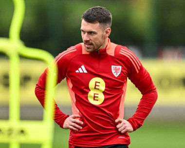 Galler 'den Aaron Ramsey, 20 Mart 2024' te Vale Resort Training kompleksi Hensol, İngiltere 'de Galler' deki açık eğitim oturumu öncesinde ısınma turları sırasında