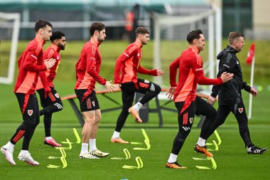 Galler 'den Ben Davies, 20 Mart 2024' te Vale Resort Training kompleksi Hensol 'de Galler' deki açık eğitim oturumu öncesinde ekibin geri kalanıyla ısınma turunda.