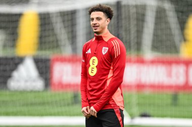 Galler 'den Ethan Ampadu, 20 Mart 2024' te Vale Resort Training kompleksi Hensol 'de Galler' in açık eğitim seansı öncesinde ısınma turları sırasında