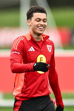 Galler 'den Brennan Johnson, 20 Mart 2024' te Vale Resort Training kompleksi Hensol, İngiltere 'de Galler' de yapılacak açık antrenman öncesinde ısınma turları sırasında