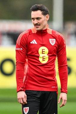 Galler 'den Connor Roberts, 20 Mart 2024' te Vale Resort Training kompleksi Hensol, İngiltere 'de Galler' de yapılacak açık antrenman öncesinde ısınma turunda.