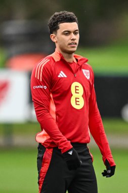 Galler 'den Brennan Johnson, 20 Mart 2024' te Vale Resort Training kompleksi Hensol, İngiltere 'de Galler' de yapılacak açık antrenman öncesinde ısınma turları sırasında