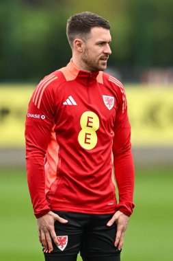 Galler 'den Aaron Ramsey, 20 Mart 2024' te Vale Resort Training kompleksi Hensol, İngiltere 'de Galler' deki açık eğitim oturumu öncesinde ısınma turları sırasında