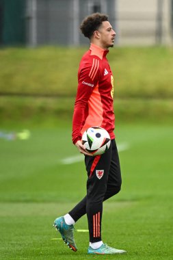 Galler 'den Ethan Ampadu, 20 Mart 2024' te Vale Resort Training kompleksi Hensol 'de Galler' in açık eğitim seansı öncesinde ısınma turları sırasında