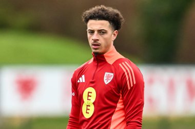 Galler 'den Ethan Ampadu, 20 Mart 2024' te Vale Resort Training kompleksi Hensol 'de Galler' in açık eğitim seansı öncesinde ısınma turları sırasında