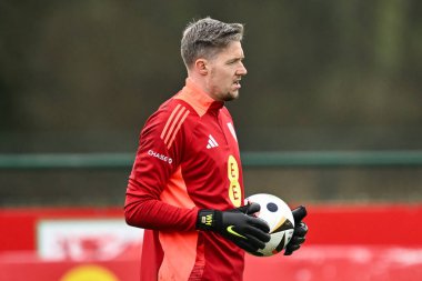 Galler 'den Wayne Hennessey, 20 Mart 2024' te Vale Resort Training kompleksi Hensol, İngiltere 'de Galler' de yapılacak açık antrenman öncesinde ısınma turları sırasında