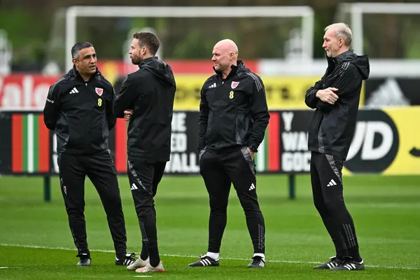 Rob Page Manager Wales Chats His Staff Warms Ahead Wales — Stock Photo, Image