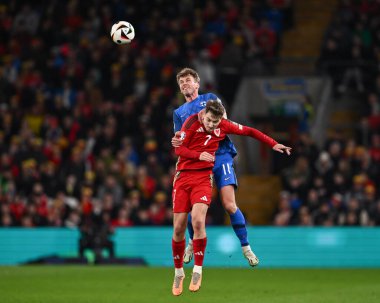 Finlandiya 'dan Rasmus Schller ve Galler' den David Brooks, 21 Mart 2024 'te Cardiff City Stadyumu' nda oynanan UEFA Euro Kalifiye Play-off Yarı-Final maçında Finlandiya 'ya karşı Galler - Cardiff City Stadyumu, Cardiff, Birleşik Krallık