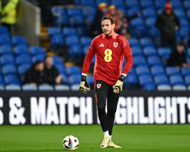 Danny Ward maçın öncesinde Cardiff City Stadyumu 'nda 21 Mart 202' de oynanan UEFA Euro Kalifiye Play-Off Yarı-Final maçında ısınıyor.