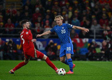 Galler 'den Chris Mepham ve Finlandiya' dan Joel Pohjanpalo, 21 Mart 202 'de Cardiff City Stadyumu' nda oynanan UEFA Euro Kalifiye Play-Off Yarı-Finlandiya maçında top için mücadele ettiler.