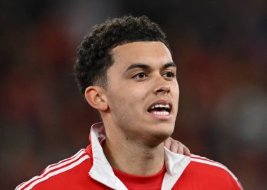 Ulusal marşlar için sırada bulunan Galler 'den Brennan Johnson, 21 Mart 202' de Cardiff City Stadyumu 'nda oynanan UEFA Euro Kalifiye Play-Off Yarı-Final maçında Finlandiya' ya karşı Galler - Cardiff City Stadyumu, İngiltere