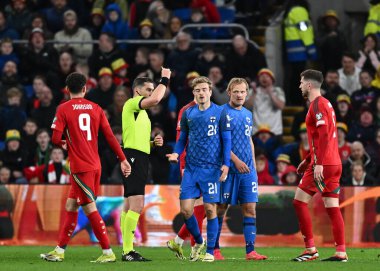 Hakem Istvn Kovcs, 21 Mart 2024 'te Cardiff City Stadyumu' nda oynanan UEFA Euro Eleme Yarı Finalleri Galler-Finlandiya maçında Finlandiya maçında Finlandiya 'dan Daniel Hkanlar' a sarı kart gösterdi.