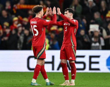 Galler 'den Ethan Ampadu ve Galler' den Neco Williams, 21 Mart 202 'de Cardiff, İngiltere' deki Cardiff City Stadyumu 'nda oynanan UEFA Euro Eleme Yarı Finalleri Galler - Finlandiya maçında tam zamanlı sonucu kutluyor.