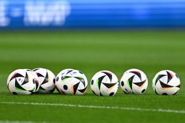Maç günü topu, 21 Mart 202 'de Cardiff, İngiltere' deki Cardiff City Stadyumu 'nda oynanan UEFA Euro elemeleri yarı final maçının öncesinde beklemekteydi.