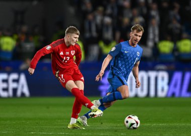 Galler 'den Jordan James, 21 Mart 202' de Cardiff City Stadyumu 'nda oynanan UEFA Euro elemeleri yarı final maçında Finlandiya' ya karşı Galler maçında pas attı.