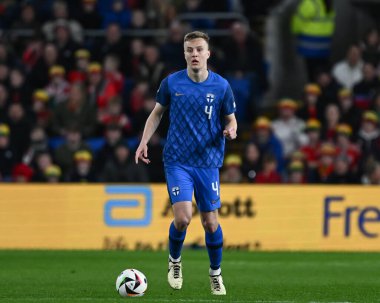 Finlandiya 'dan Robert Ivanov, 21 Mart 202 tarihinde Cardiff, İngiltere' deki Cardiff City Stadyumu 'nda oynanan UEFA Euro Kalifiye Play-Off Yarı-Final karşılaşmasında