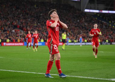 Galler 'den Daniel James, 21 Mart 202' de Cardiff City Stadyumu 'nda oynanan UEFA Euro Play-Off Yarı-Final karşılaşmasında Galler ile Finlandiya arasındaki maçı 4-1 Galler' e çıkarma hedefini kutluyor.