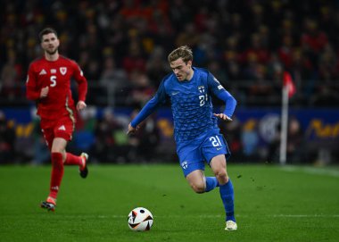 Finlandiya 'dan Daniel Hkanlar, 21 Mart 2024' te Cardiff City Stadyumu 'nda oynanan UEFA Euro Kalifiye Play-Off Yarı-Final karşılaşmasında topla öne geçti.