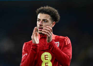 Galler 'den Ethan Ampadu maç öncesinde Cardiff City Stadyumu' nda 21 Mart 202 'de oynanan UEFA Euro Eleme Yarı Finalleri' nde Finlandiya 'ya karşı Galler - Galler maçında ısınıyor.