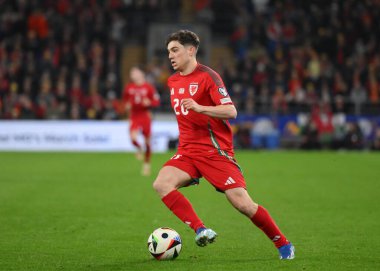 Galler 'den Daniel James, 21 Mart 202' de Cardiff City Stadyumu 'nda oynanan UEFA Euro Kalifiye Play-Off Yarı-Final maçında topla öne geçti.