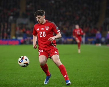 Galler 'den Daniel James, 21 Mart 202' de Cardiff City Stadyumu 'nda oynanan UEFA Euro Kalifiye Play-Off Yarı-Final maçında topla öne geçti.