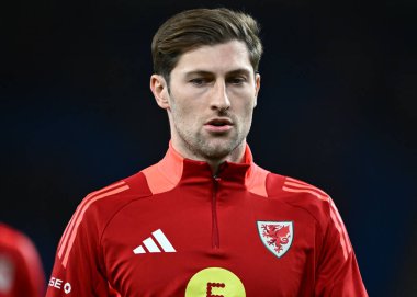 Galler 'den Ben Davies, maç öncesinde Cardiff City Stadyumu' nda 21 Mart 202 'de oynanan UEFA Euro Eleme Yarı Finalleri' nde Finlandiya 'ya karşı Galler - Galler maçında ısınıyor.