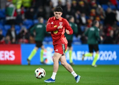 Maç öncesinde Galler 'den Daniel James, 21 Mart 202' de Cardiff City Stadyumu 'nda oynanan UEFA Euro elemeleri yarı final maçında Finlandiya' ya karşı Galler maçında ısınıyor.