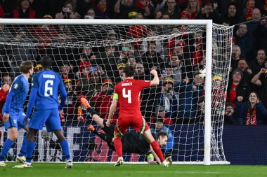 Galler 'den Neco Williams, 21 Mart 202' de Cardiff, İngiltere 'deki Cardiff City Stadyumu' nda oynanan UEFA Euro Eleme Yarı Finalleri 'nin Finlandiya' ya karşı oynadığı play-off maçında Galler 2-0 öne geçerken serbest vuruşunu yaptı.