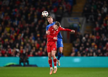 Finlandiya 'dan Rasmus Schller ve Galler' den David Brooks, 21 Mart 2024 'te Cardiff City Stadyumu' nda oynanan UEFA Euro Kalifiye Play-off Yarı-Final maçında Finlandiya 'ya karşı Galler - Cardiff City Stadyumu, Cardiff, Birleşik Krallık