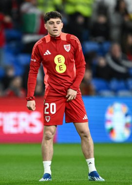 Maç öncesinde Galler 'den Daniel James, 21 Mart 202' de Cardiff City Stadyumu 'nda oynanan UEFA Euro elemeleri yarı final maçında Finlandiya' ya karşı Galler maçında ısınıyor.