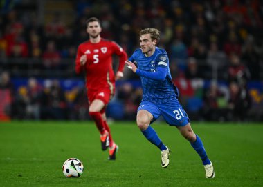 Finlandiya 'dan Daniel Hkanlar, 21 Mart 2024' te Cardiff City Stadyumu 'nda oynanan UEFA Euro Kalifiye Play-Off Yarı-Final karşılaşmasında topla öne geçti.