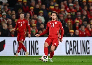 Galler 'den Ethan Ampadu, 21 Mart 202' de Cardiff City Stadyumu 'nda oynanan UEFA Avrupa Kalifiye Seçmeleri Yarı Finalleri' nde Finlandiya 'ya karşı Galler maçında pas attı.