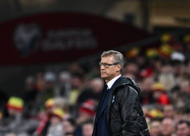 Markku Kanerva Finlandiya teknik direktörü, UEFA Euro elemeleri play-off yarı final maçında Finlandiya 'ya karşı Cardiff City Stadyumu, Cardiff, İngiltere, 21 Mart 202