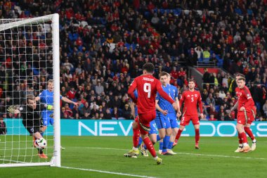 Galler 'den Brennan Johnson, 21 Mart 202' de Cardiff City Stadyumu 'nda oynanan UEFA Euro Eleme Yarı-Final karşılaşmasında topa 3-1 Galler' de vuruyor.
