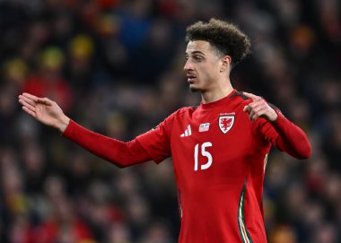Galler 'den Ethan Ampadu, 21 Mart 202' de İngiltere 'nin Cardiff şehrindeki stadyumda oynanan yarı final play-off yarı final maçında Galler' e karşı Finlandiya maçı sırasında