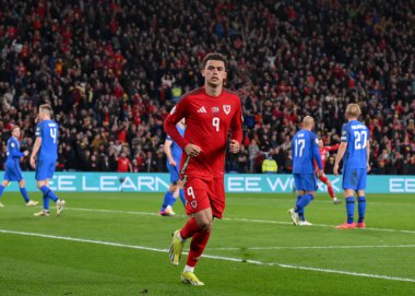 Galler 'den Brennan Johnson, 21 Mart 202' de Cardiff City Stadyumu 'nda oynanan UEFA Euro Play-Off Yarı-Final karşılaşmasında Galler ile Finlandiya arasındaki maçı 3-1 Galler' e taşımayı hedefliyor.