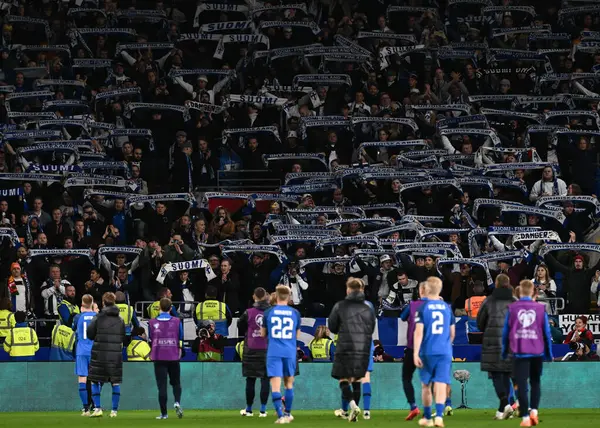 Finlandiya milli takımı, 21 Mart 202 'de Cardiff City Stadyumu' nda oynanan yarı final play-off yarı final maçında taraftarlarını alkışlıyor.