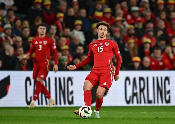Ethan Ampadu Wales Syöttää Pallon Uefa Euro Qualifiers Play Semifinaalissa — kuvapankkivalokuva