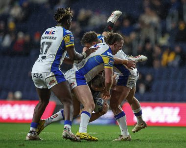 St. Helens 'ten Matty Lees' i Leeds Rhinos 'tan Cameron Smith ve Leeds Gergedan' dan Andy Ackers, Leeds Stadyumu Leeds Stadyumu 'nda oynanan Betfred Challenge Kupası Altıncı Raundu karşılaşmasında St Helens' e penaltı hakkı verdiler.