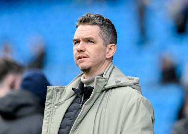 Manchester United Women 'ın Marc Skinner teknik direktörü 23 Mart 202' de Etihad Stadyumu 'nda Manchester City Women - Manchester United Women maçını izliyor.