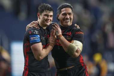 St. Helens 'ten Jon Bennison ve St. Helens' ten Sione Matautia, 22 Mart 2024 'te Leeds Stadyumu' nda oynanan Betfred Challenge Cup Altıncı Raund karşılaşmasında zaferi kutluyorlar.