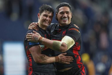 St. Helens 'ten Jon Bennison ve St. Helens' ten Sione Matautia, 22 Mart 2024 'te Leeds Stadyumu' nda oynanan Betfred Challenge Cup Altıncı Raund karşılaşmasında zaferi kutluyorlar.