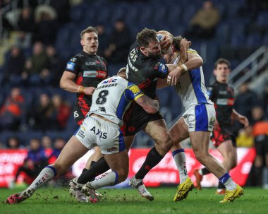 Leeds Rhinos takımından Alex Walmsley, Leeds Rhinos takımından Mikolaj Oledzki ve Leeds Rhinos takımlarından Cameron Smith 'i, Leeds Stadyumu, Leeds, Birleşik Krallık' ta oynanan Betfred Challenge Kupası altıncı tur karşılaşmasında içeri daldı.