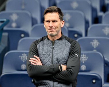 Manchester City Kadınlar Ligi 'nin teknik direktörü Gareth Taylor, 23 Mart 202' de Etihad Stadyumu 'nda Manchester City United Women - Manchester United Women maçını izliyor.