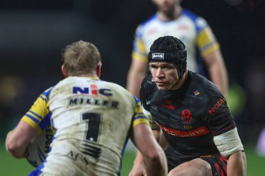 St. Helens 'ten Jonny Lomax, Leeds Rhinos' tan Lachlan Miller 'ı, 22 Mart 202' de Headingley Stadyumu 'nda oynanan Betfred Challenge Cup Altıncı Raundu karşılaşmasında yakından izliyor.