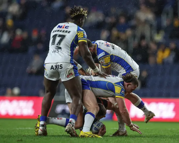 St. Helens 'ten Matty Lees' i Leeds Rhinos 'tan Cameron Smith ve Leeds Gergedan' dan Andy Ackers, Leeds Stadyumu Leeds Stadyumu 'nda oynanan Betfred Challenge Kupası Altıncı Raundu karşılaşmasında St Helens' e penaltı hakkı verdiler.