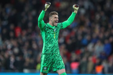 Brezilya 'lı Bento, 23 Mart 202' de Wembley Stadyumu 'nda oynanan Uluslararası Dostluk karşılaşmasında galibiyeti kutluyor.